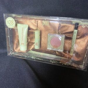 Pixi makeup essentials & clutch set